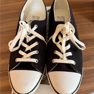 Women’s classic black canvas with white sole tomboy dance sneaker